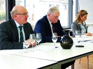 Foto der Neujahrs-Pressekonferenz zum Jahrgang 2016 des Badischen Weinbauverbandes mit Weinbaupräsident, Geschäftsführer und Weinhoheit