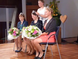 Magdalena Malin, Weinkönigin 2016/17 krönte ihre Nachfogerinnen Franziska Aatz, Kim Lucy Rutz und Katharina Kammerer (©Kratz)