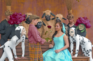 Antoine schenkt Belle die schöne Rose Breisacher Festspiele, Schöne und das Biest