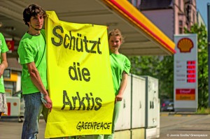Greenpeace Freiburg protestiert gegen Ölbohrungen in der Arktis