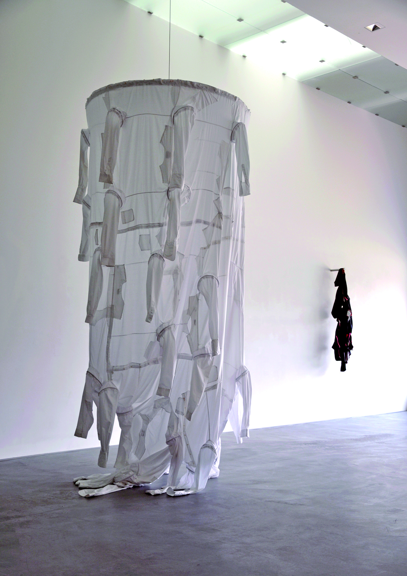 "Form folgt" / Andrea Ostermeyer: Weiße Hemden, 2014 "Form folgt" / Andrea Ostermeyer: Weiße Hemden, 2014