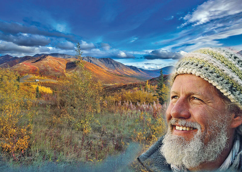 Foto von Mario Goldstein in der Wildnis, im Hintergrund ein Berg