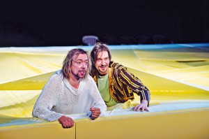 Szene aus Lessings "Nathan der Weise" im Theater Freiburg. Es zeigt die Schauspieler André Benndorf und Victor Calero.