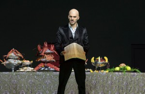 Riccardo Fassi als Don Giovanni im Theater Basel (© Priska Ketterer) Szenenbild aus "Don Giovanni" im Theater Basl, es zeigt den Schauspieler Riccardo Fassi mit einem Telefonbuch vor einem Buffet