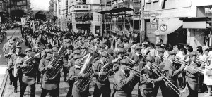 Foto von 1970: Eine Blaskapelle beim Festumzug zum 850-jährigen Freiburger Stadtjubiläum