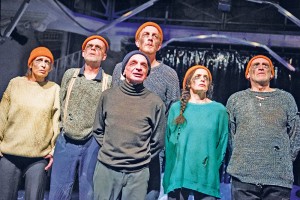 Kapitän Ahab und die Crew im Theater im Marienbad Szenenfoto aus "Ich, Moby Dick" im Theater im Marienbad
