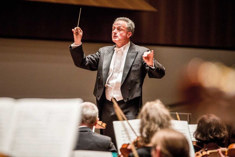 Fabrice Bollon, Generalmusikdirektor des Philharmonischen Orchesters Freiburg (© Britt Schilling)