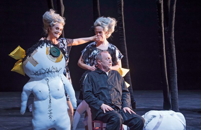 Sarah Brady, Anastasia Bickel und Andrew Murphy in Rossinis La Cenerentola am Theater Basel. ©Priska Ketterer