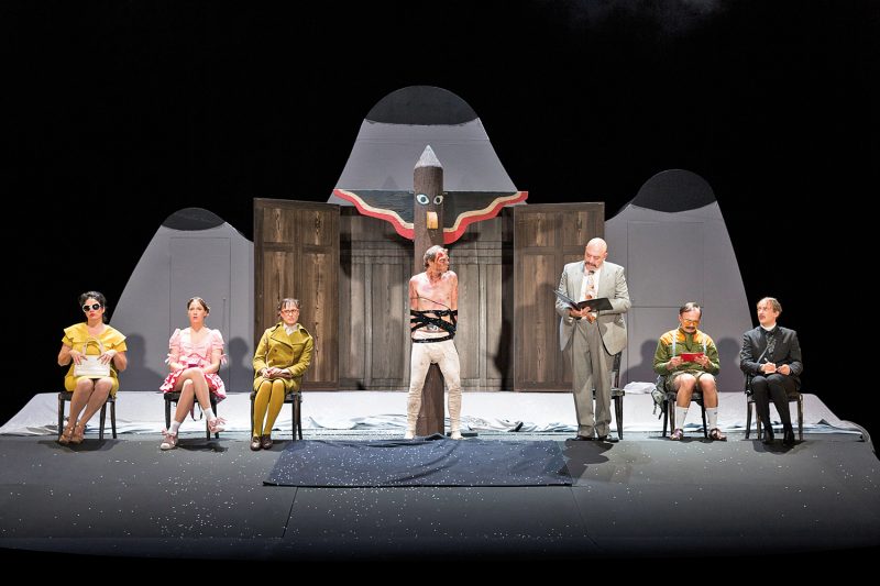 Katja Jung, Franziska Hackl, Barbara Horvath, Vincent Glander, Andrea Bettini, Thomas Reisinger und Max Rothbart in "Der Revisor oder Das Sündenbuch". (© Kim Culetto)