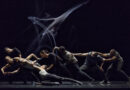 Deutschlandpremiere: Die kanadische Choreografin Crystal Pite inszeniert Nikolai Gogols “Revisor” (Theater Freiburg, 7./8. Mai)