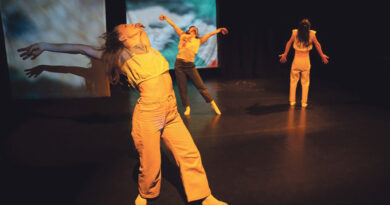 Andrea Lagos Neumann erinnerte in einer Performance im Kammertheater des E-Werks an Opfer von politischer Gewalt