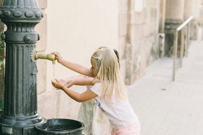 Hitzeschutz ist keine Lappalie: Freiburgs „Kühle Karte“, Wasseraktionen der Bahnhofsmission und neue politische Forderungen zeigen, wie wir gemeinsam durch den Sommer kommen